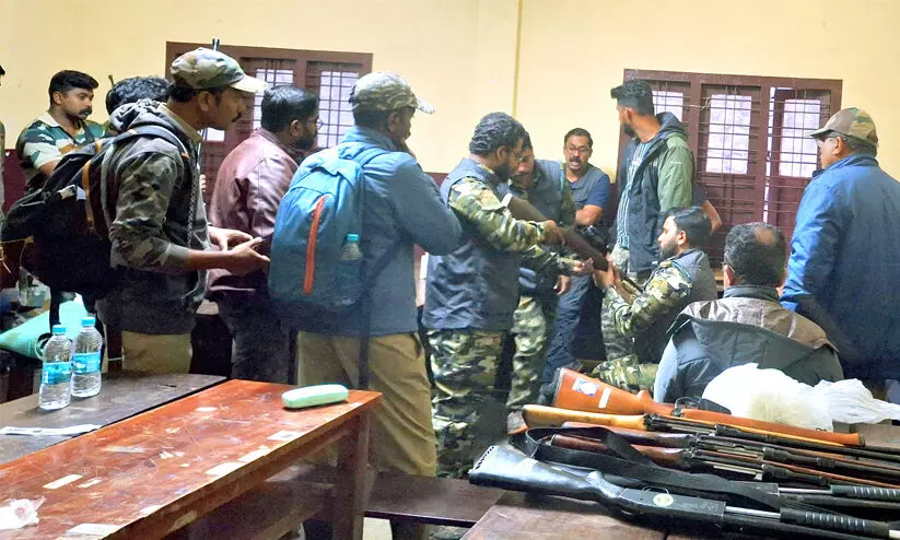 അരിക്കൊമ്പൻ മുങ്ങി; ദൗത്യം ഇന്ന് തുടരും അരിക്കൊമ്പൻ മുങ്ങി; ദൗത്യം ഇന്ന് തുടരും