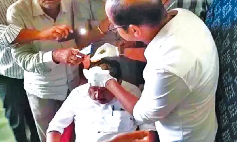 മു​ൻ ഉ​പ​മു​ഖ്യ​മ​ന്ത്രി ജി. ​പ​ര​മേ​ശ്വ​ര​ക്ക് കല്ലേറിൽ പ​രി​ക്ക്