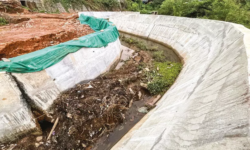 വലിയങ്ങാടി പഴയതോട് സംരക്ഷണ ഭിത്തിയിൽ വിള്ളൽ കരാറുകാരൻ സ്വന്തം ചെലവിൽ പുതുക്കിപ്പണിയുമെന്ന് അധികൃതർ വലിയങ്ങാടി പഴയതോട് സംരക്ഷണ ഭിത്തിയിൽ വിള്ളൽ കരാറുകാരൻ സ്വന്തം ചെലവിൽ പുതുക്കിപ്പണിയുമെന്ന് അധികൃതർ