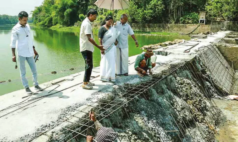 തടയണയുടെ ചോർച്ച അടക്കൽ: എം.എൽ.എ സന്ദർശിച്ചു തടയണയുടെ ചോർച്ച അടക്കൽ: എം.എൽ.എ സന്ദർശിച്ചു