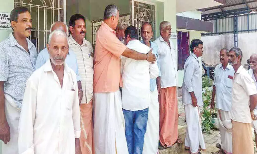 നെല്ല് സംഭരിക്കാൻ നടപടിയില്ല കൃഷിഭവന് മുന്നിൽ കർഷകരോഷം നെല്ല് സംഭരിക്കാൻ നടപടിയില്ല കൃഷിഭവന് മുന്നിൽ കർഷകരോഷം