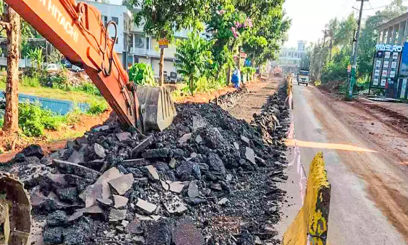 മൂവാറ്റുപുഴ-തേനി സംസ്ഥാന പാത ടാറിങ്​ കുത്തിപ്പൊളിച്ച്​ കോൺക്രീറ്റ്​ ചെയ്യാൻ നീക്കം