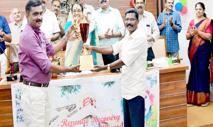 മികച്ച ജീ​വ​ന​ക്കാ​രെ ആ​ദ​രി​ച്ചുച; റവന്യൂ റിക്കവറിയിൽ റെക്കോഡ് നേട്ടവുമായി കോട്ടയം ജില്ല