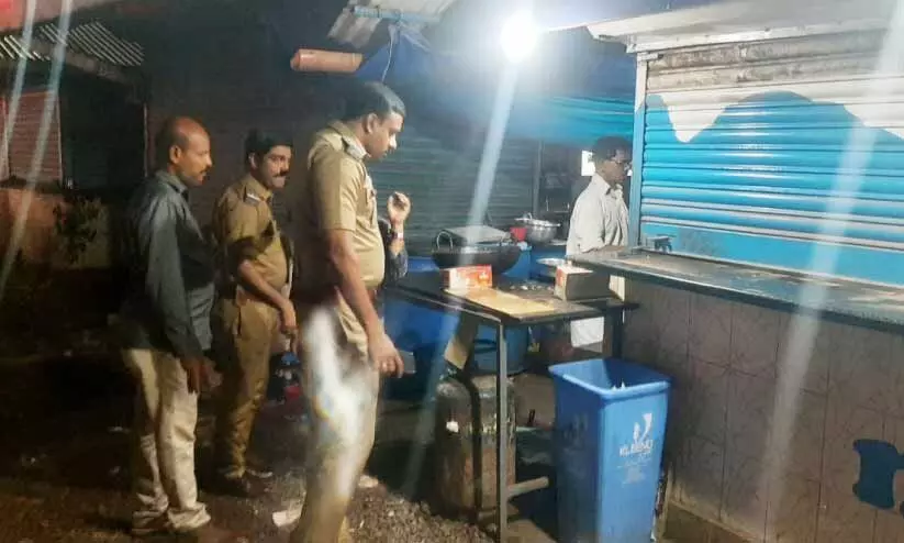 മലിനജലമൊഴുക്കിയ കട പൂട്ടിച്ചു മലിനജലമൊഴുക്കിയ കട പൂട്ടിച്ചു