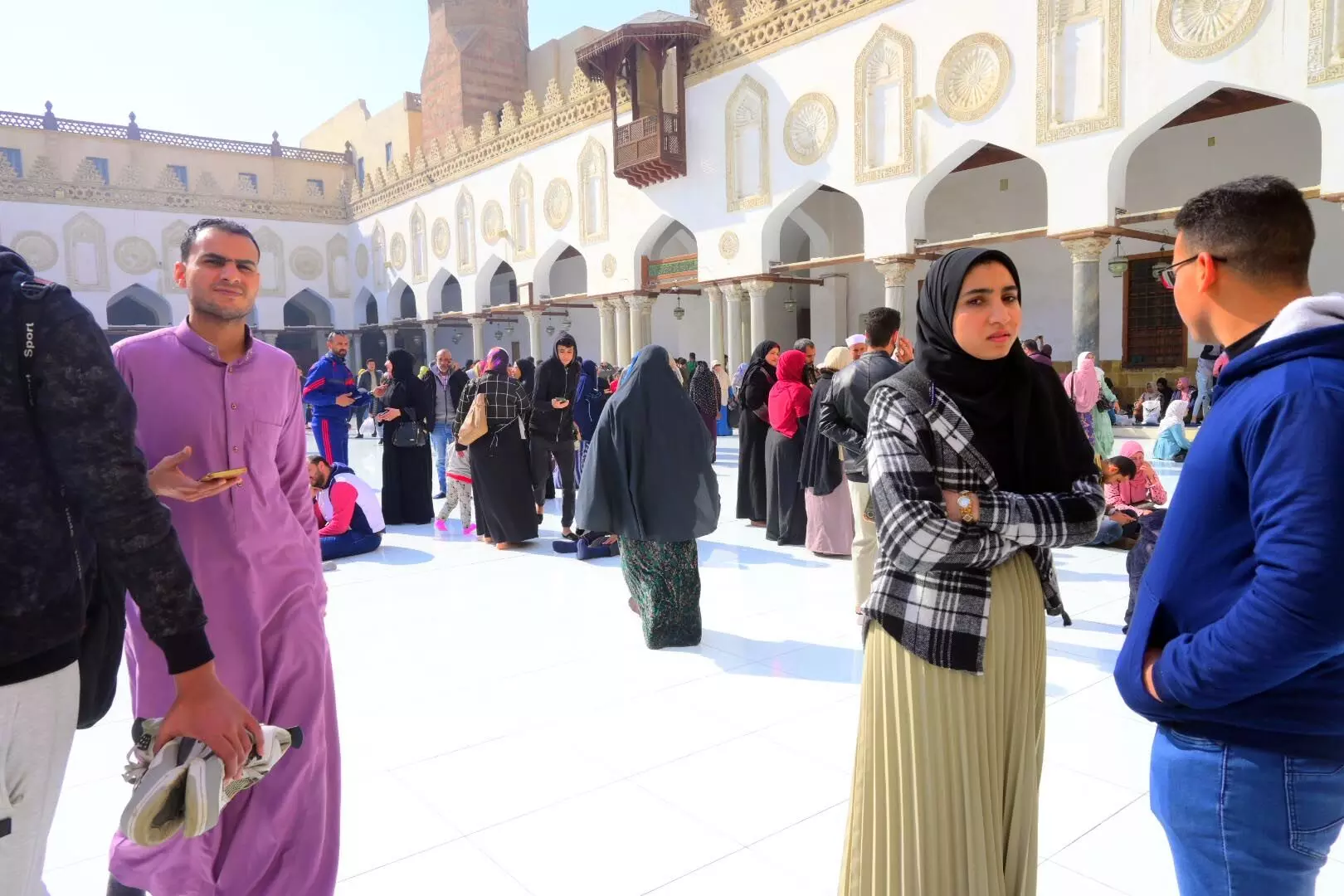 അ​​ൽ അ​​സ്ഹ​​ർ മ​​സ്ജി​​ദി​​​ന്റെ ഉ​​ൾ​​ഭാ​​ഗം