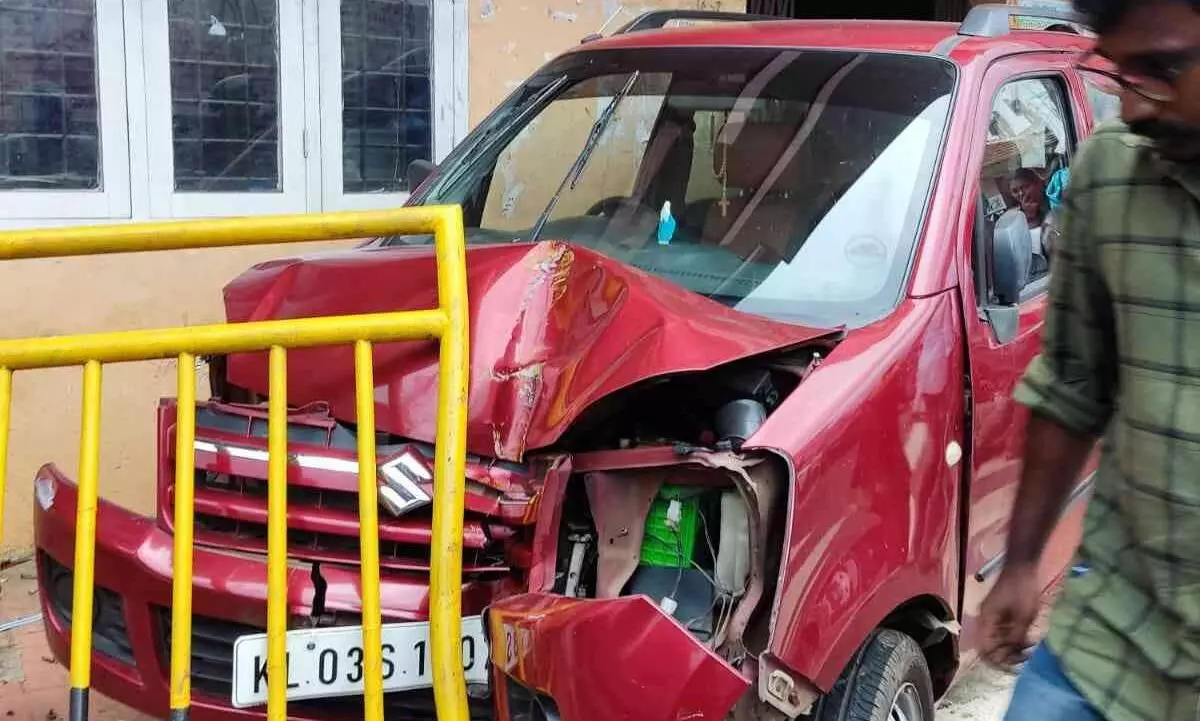 കാർ നിയന്ത്രണംവിട്ട് പഞ്ചായത്ത് ഓഫീസിലേക്ക് ഇടിച്ചുകയറി രണ്ട് പേർക്ക് പരിക്ക് കാർ നിയന്ത്രണംവിട്ട് പഞ്ചായത്ത് ഓഫീസിലേക്ക് ഇടിച്ചുകയറി രണ്ട് പേർക്ക് പരിക്ക്