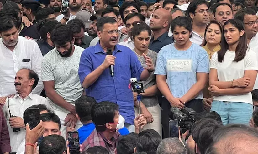 സ്ത്രീകളെ പീഡിപ്പിക്കുന്നവരെ തൂക്കിക്കൊല്ലണം; ഗുസ്തിതാരങ്ങളുടെ പ്രതിഷേധത്തിന് പിന്തുണയുമായി കെജ്രിവാൾ സ്ത്രീകളെ പീഡിപ്പിക്കുന്നവരെ തൂക്കിക്കൊല്ലണം; ഗുസ്തിതാരങ്ങളുടെ പ്രതിഷേധത്തിന് പിന്തുണയുമായി കെജ്രിവാൾ