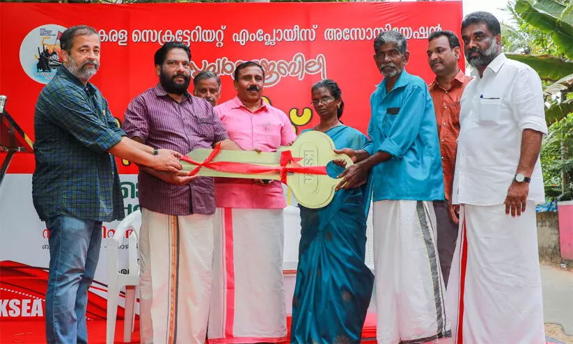 സ്നേഹ വീടിന്റെ താക്കോൽ നൽകി സ്നേഹ വീടിന്റെ താക്കോൽ നൽകി