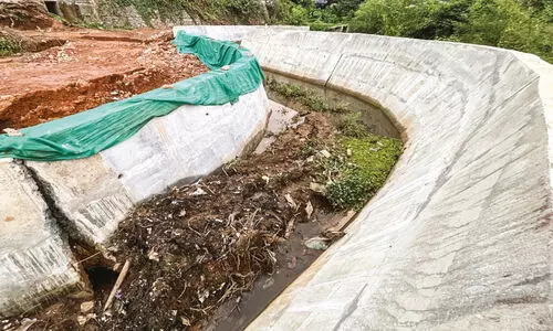 വ​ലി​യ​ങ്ങാ​ടി പ​ഴ​യ​തോ​ട് സം​ര​ക്ഷ​ണ ഭി​ത്തി​യി​ൽ വി​ള്ള​ൽ ക​രാ​റു​കാ​ര​ൻ സ്വ​ന്തം ചെ​ല​വി​ൽ പു​തു​ക്കി​പ്പ​ണി​യു​മെ​ന്ന് അ​ധി​കൃ​ത​ർ