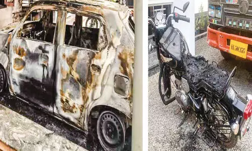 വീ​ട്ടി​ല്‍ നി​ര്‍ത്തി​യി​ട്ട വാ​ഹ​ന​ത്തി​ന് തീ​യി​ട്ടു