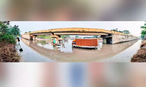 വല്ലാർപാടം പാതയിൽ വെള്ളക്കെട്ട് ലോറികളും കാറും കുടുങ്ങി