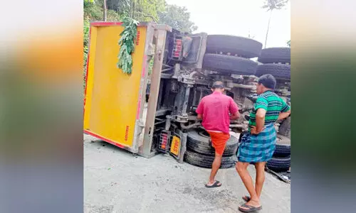 ടിപ്പര്‍ മറിഞ്ഞ് ഗതാഗതം തടസപ്പെട്ടു