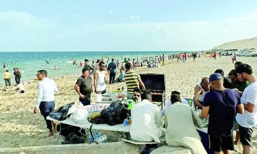 അ​വ​ധി​യു​ടെ തി​ര​ക്കി​ൽ സീ​ലൈ​ൻ ബീച്ച്