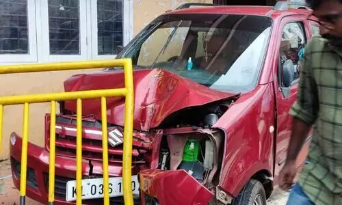 കാർ നിയന്ത്രണംവിട്ട് പഞ്ചായത്ത് ഓഫീസിലേക്ക് ഇടിച്ചുകയറി രണ്ട് പേർക്ക് പരിക്ക്