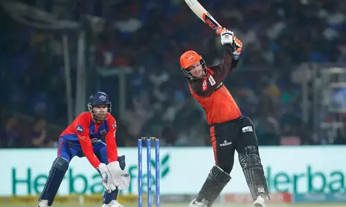 അഭിഷേക് ശർമക്കും (67) ക്ലാസനും (53*) അർധ സെഞ്ച്വറി; ഹൈദരാബാദിനെതിരെ ഡൽഹിക്ക് 198 റൺസ് വിജയ ലക്ഷ്യം