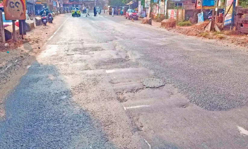 റീടാറിങ്ങില്ല, പകരം അശാസ്ത്രീയ കുഴിയടക്കൽ; മൂടാടി ദേശീയപാതയിൽ യാത്രാദുരിതം റീടാറിങ്ങില്ല, പകരം അശാസ്ത്രീയ കുഴിയടക്കൽ; മൂടാടി ദേശീയപാതയിൽ യാത്രാദുരിതം