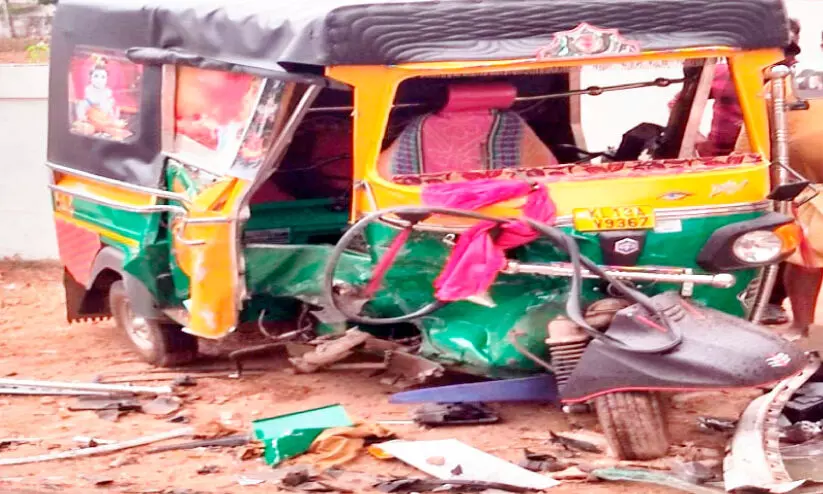 കാർ ബസിലും ഓട്ടോയിലും ഇടിച്ച് അപകടം കാർ ബസിലും ഓട്ടോയിലും ഇടിച്ച് അപകടം