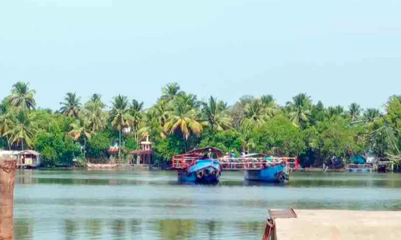 അരൂർ കെൽട്രോൺ-കുമ്പളങ്ങി സർവിസ്: ബോട്ടിന്റെ രേഖകൾ പരിശോധിക്കണമെന്ന് ആവശ്യം അരൂർ കെൽട്രോൺ-കുമ്പളങ്ങി സർവിസ്: ബോട്ടിന്റെ രേഖകൾ പരിശോധിക്കണമെന്ന് ആവശ്യം