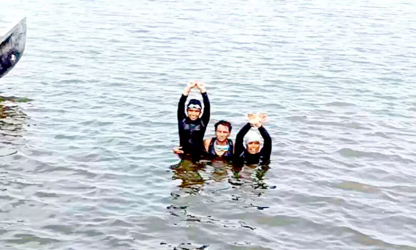 കൈകാലുകൾ ബന്ധിച്ച് കായൽ നീന്തിക്കടന്ന് സഹോദരങ്ങൾ