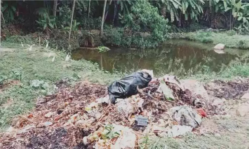 ജനവാസ മേഖലയിൽ മാലിന്യം തള്ളി