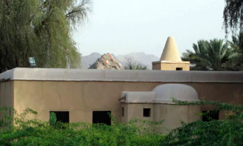 ഗ്രാമപാതയിലെ അൽ ശാരിഅ പള്ളി ഗ്രാമപാതയിലെ അൽ ശാരിഅ പള്ളി