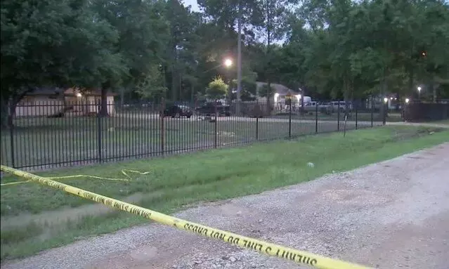 വെടിവെപ്പ് പരിശീലനം നിർത്താൻ ആവശ്യപ്പെട്ടതിന് അയൽവീട്ടിലെ പിഞ്ചുകുട്ടിയടക്കം അഞ്ചുപേരെ വെടിവെച്ചുകൊന്നു