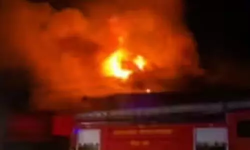 തൃശൂരിൽ ചായക്കടയിലെ ഗ്യാസ് പൊട്ടിത്തെറിച്ച് ശവപ്പെട്ടി കടയിൽ തീപിടിച്ചു