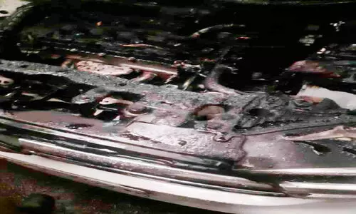 ഓടിക്കൊണ്ടിരുന്ന കാറിന് തീപിടിച്ചു; യാത്രക്കാർ അത്ഭുതകരമായി രക്ഷപ്പെട്ടു