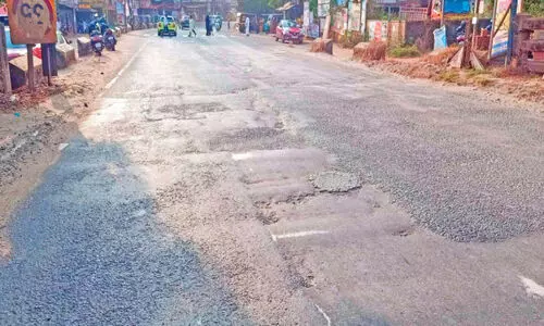 റീടാറിങ്ങില്ല, പകരം അശാസ്ത്രീയ കുഴിയടക്കൽ; മൂടാടി ദേശീയപാതയിൽ യാത്രാദുരിതം