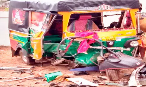 കാർ ബസിലും ഓട്ടോയിലും ഇടിച്ച് അപകടം