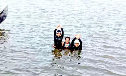 കൈകാലുകൾ ബന്ധിച്ച് കായൽ നീന്തിക്കടന്ന് സഹോദരങ്ങൾ