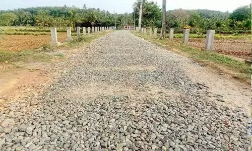 ക​രാ​ർ കാ​ലാ​വ​ധി ക​ഴി​ഞ്ഞു എ​ങ്ങു​മെ​ത്താ​തെ പു​ഞ്ച​പ്പാ​ടം -കു​മ്പ​ള​ക്കോ​ട് റോ​ഡ്