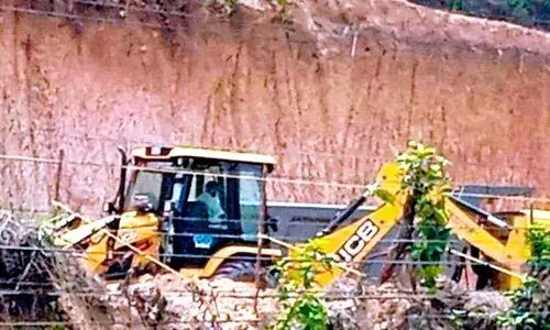 ഇടിച്ച് നിരത്തി മണ്ണ് മാഫിയ