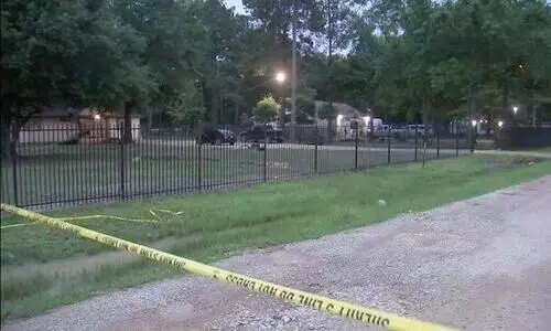 വെടിവെപ്പ് പരിശീലനം നിർത്താൻ ആവശ്യപ്പെട്ടതിന് അയൽവീട്ടിലെ പിഞ്ചുകുട്ടിയടക്കം അഞ്ചുപേരെ വെടിവെച്ചുകൊന്നു വെടിവെപ്പ് പരിശീലനം നിർത്താൻ ആവശ്യപ്പെട്ടതിന് അയൽവീട്ടിലെ പിഞ്ചുകുട്ടിയടക്കം അഞ്ചുപേരെ വെടിവെച്ചുകൊന്നു