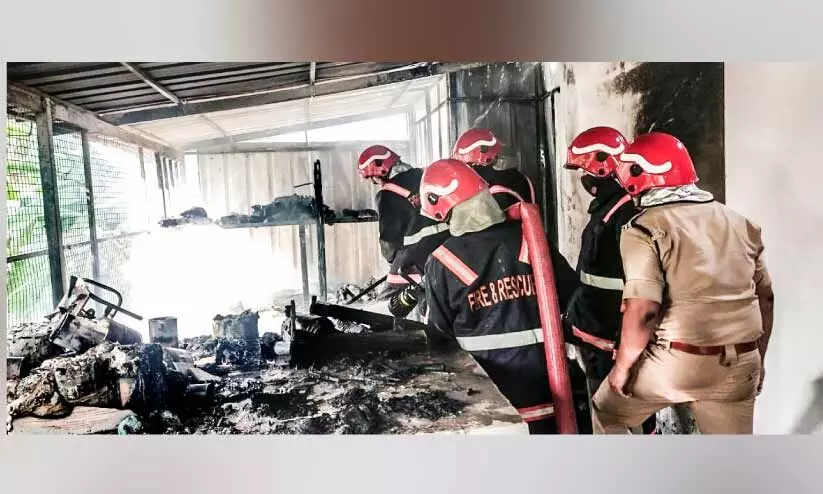 വീടി​ന്റെ മുകൾത്തട്ടിൽ സൂക്ഷിച്ച വിറകിന് തീപിടിച്ചു