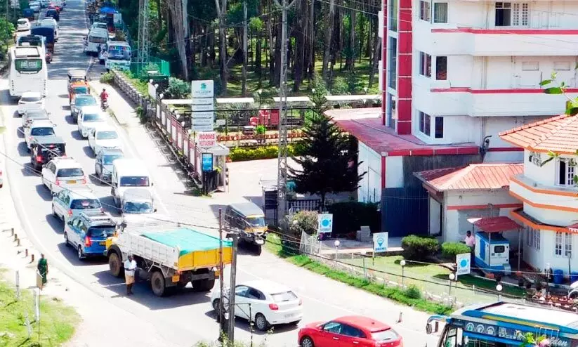 സന്ദർശകത്തിരക്കിൽ റോഡുകൾ നിറഞ്ഞ് മൂന്നാർ സന്ദർശകത്തിരക്കിൽ റോഡുകൾ നിറഞ്ഞ് മൂന്നാർ