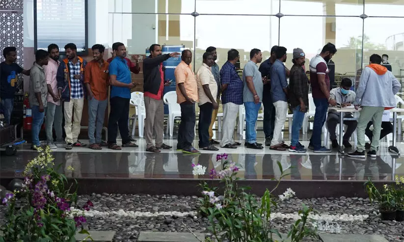 സുഡാനിൽ നിന്നും 30 മലയാളികൾ ഉൾപ്പെടെ 184 പേർ കൂടി കൊച്ചിയിലെത്തി സുഡാനിൽ നിന്നും 30 മലയാളികൾ ഉൾപ്പെടെ 184 പേർ കൂടി കൊച്ചിയിലെത്തി