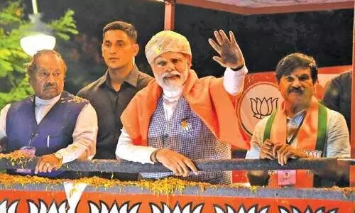 മോദിക്കുനേരെ മൊബൈൽ ഏറ്