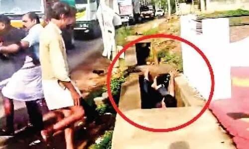 അ​രി​ക് ന​ൽ​കി​യി​ല്ലെ​ന്ന്  ബ​സ് ഡ്രൈ​വ​ർ ബൈ​ക്ക് യാ​ത്ര​ക്കാ​ര​നെ മ​ര്‍ദി​ച്ച് ഓ​ട​യി​ല്‍ ത​ള്ളി