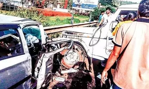 എ​ട​രി​ക്കോ​ട് ഇ​റ​ക്ക​ത്തി​ൽ വാ​ഹ​ന​ങ്ങ​ളു​ടെ കൂ​ട്ട​യി​ടി എ​ട്ടു പേ​ർ​ക്ക് പ​രി​ക്ക്