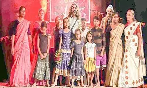 വീട്ടമ്മമാരും കുട്ടികളും അഭിനേതാക്കളായി പ്രമേയം കൊണ്ടും അവതരണംകൊണ്ടും വേറിട്ടതായി ‘കുലം’ നാടകം