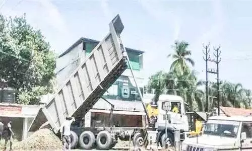 ഉയരപ്പാത: നിർമാണ സാമഗ്രികൾ ഇറക്കാൻ ദേശീയപാതയിൽ ഗതാഗതം തടസ്സപ്പെടുത്തുന്നു