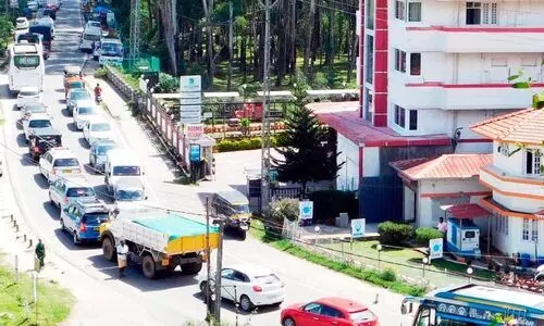 സന്ദർശകത്തിരക്കിൽ റോഡുകൾ നിറഞ്ഞ്​ മൂന്നാർ