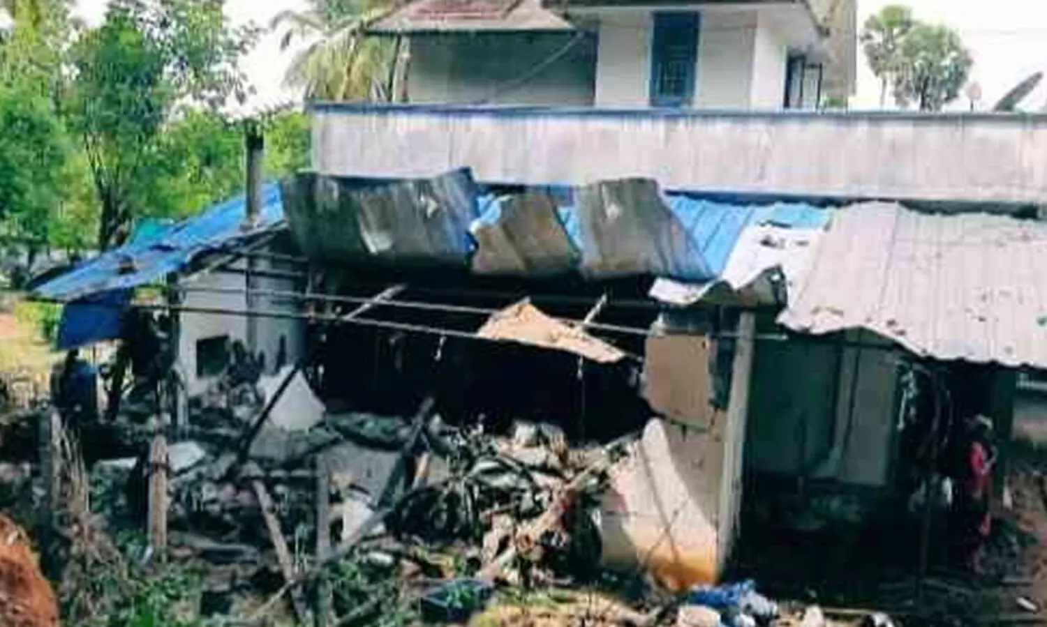 മനുഷ്യമാംസം കത്തിക്കരിഞ്ഞ മണം, ചിതറിത്തെറിച്ച മാംസാവശിഷ്ടം; സ്ഫോടനത്തിൽ തകർന്ന വീട്ടിൽ മരിച്ചത് ആരെന്ന് ഇനിയും തിരിച്ചറിഞ്ഞില്ല, ഡി.എൻ.എ പരിശോധന ഫലത്തിന് കാത്തിരിപ്പ്