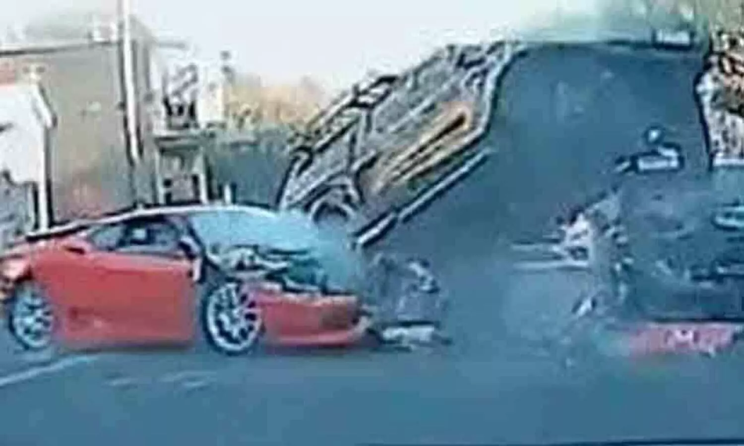 നിസാൻ ട്രക്കിനെ ഇടിച്ചുതെറിപ്പിച്ച് ഫെറാറി- വിഡിയോ