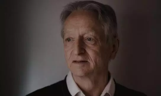 ‘മാനവരാശിയെ തന്നെ നിർമിത ബുദ്ധി ഇല്ലാതാക്കിയേക്കും’- മുന്നറിയിപ്പുമായി ഗൂഗ്ൾ വിട്ട ജൊഫ്രി ഹിന്റൺ ‘മാനവരാശിയെ തന്നെ നിർമിത ബുദ്ധി ഇല്ലാതാക്കിയേക്കും’- മുന്നറിയിപ്പുമായി ഗൂഗ്ൾ വിട്ട ജൊഫ്രി ഹിന്റൺ