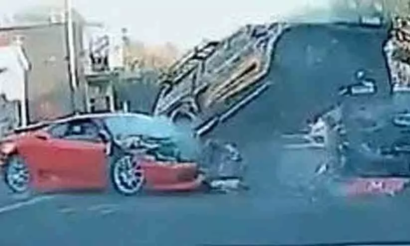 നിസാൻ ട്രക്കിനെ ഇടിച്ചുതെറിപ്പിച്ച് ഫെറാറി- വിഡിയോ