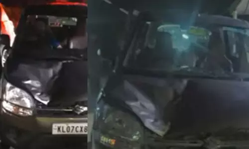 അതിരപ്പിള്ളിയിൽ കാറിന് നേരെ കാട്ടാന ആക്രമണം; വിനോദ സഞ്ചാരികൾ രക്ഷപ്പെട്ടത് തലനാരിഴക്ക്