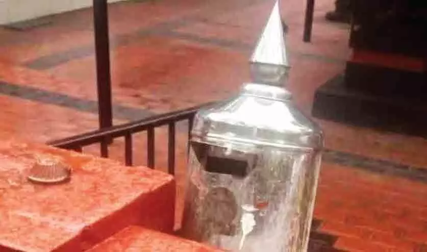 ക്ഷേത്രത്തിൽ മോഷണം; ഉരുളികൾ, നിലവിളക്കുകൾ, ദീപസ്തംഭം എന്നിവ കവർന്നു