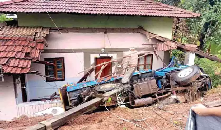 ലോറി വരാന്തയിലേക്ക് മറിഞ്ഞു; വീട് ഭാഗികമായി തകർന്നു